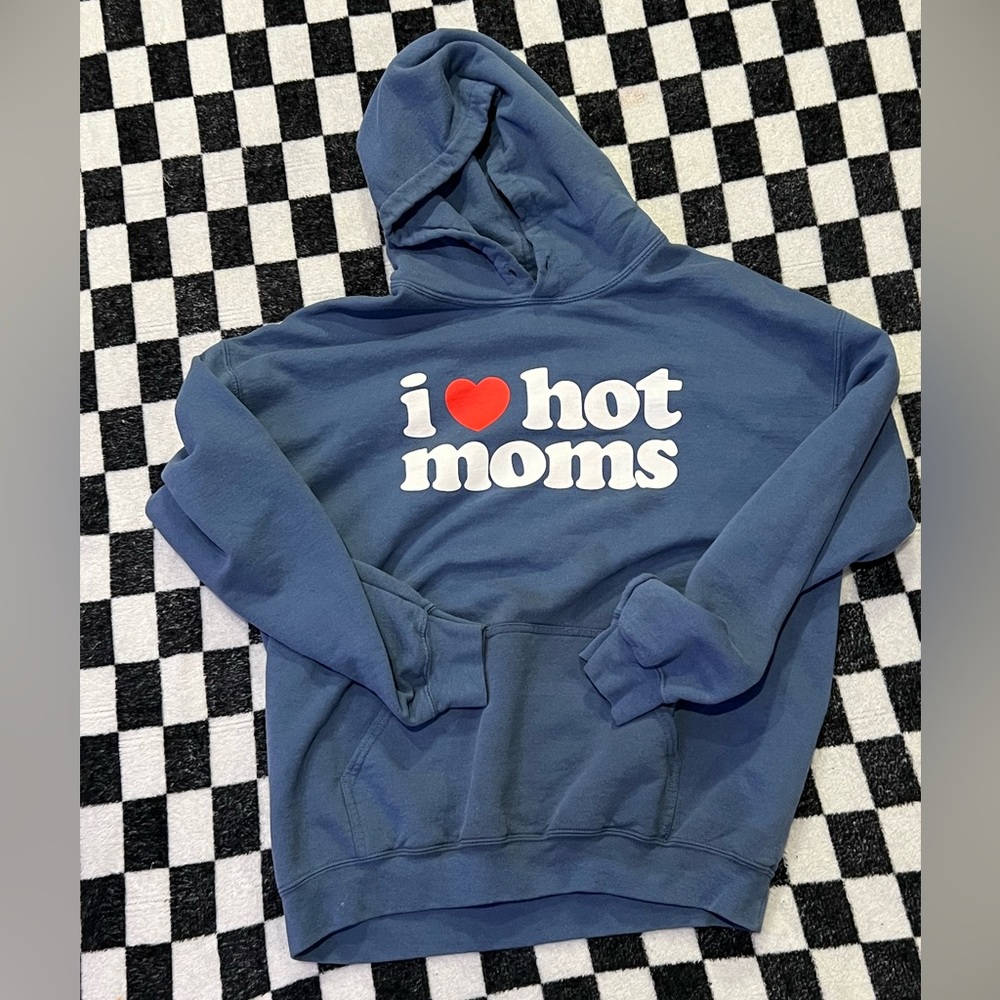 i <3 hot moms hoodie